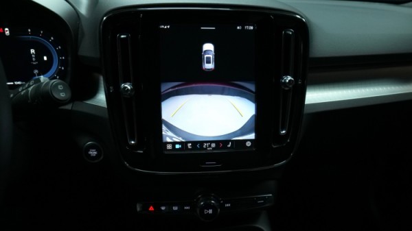 Esittelykuva Volvo XC40 bensiiniautosta.