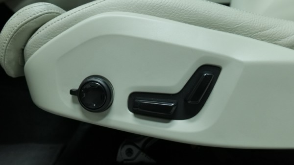 Esittelykuva Volvo XC60 kevythybridiautosta.