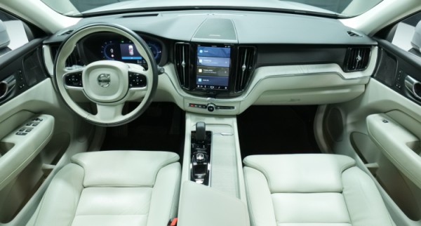 Esittelykuva Volvo XC60 kevythybridiautosta.