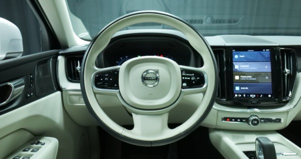Esittelykuva Volvo XC60 kevythybridiautosta.