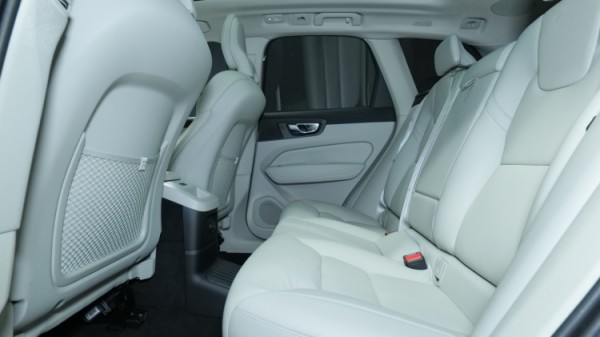 Esittelykuva Volvo XC60 kevythybridiautosta.