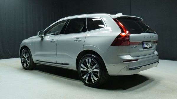 Esittelykuva Volvo XC60 kevythybridiautosta.