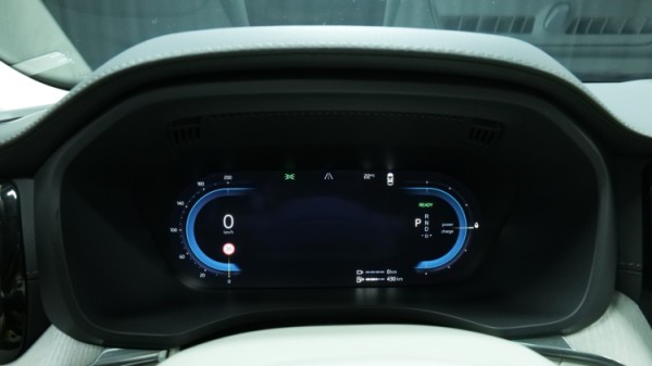 Esittelykuva Volvo XC60 kevythybridiautosta.