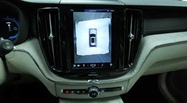 Esittelykuva Volvo XC60 kevythybridiautosta.
