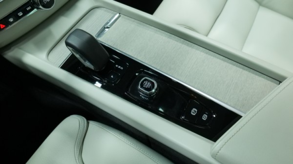 Esittelykuva Volvo XC60 kevythybridiautosta.