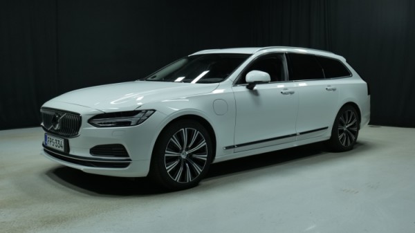 Esittelykuva Volvo V90 kevythybridiautosta.