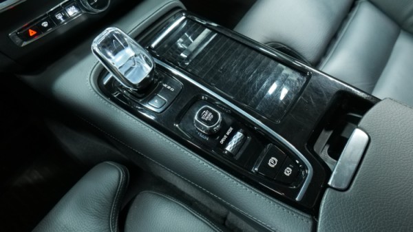 Esittelykuva Volvo V90 kevythybridiautosta.