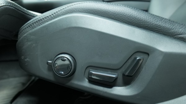 Esittelykuva Volvo V90 kevythybridiautosta.
