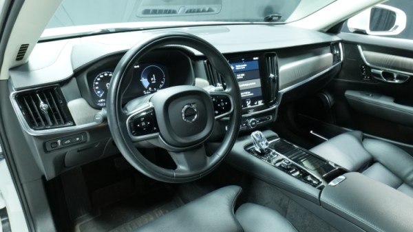 Esittelykuva Volvo V90 kevythybridiautosta.