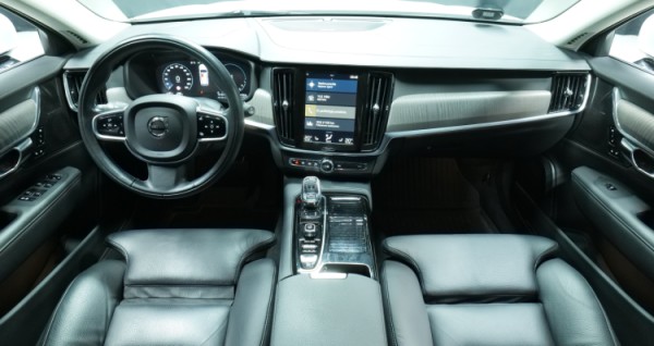 Esittelykuva Volvo V90 kevythybridiautosta.