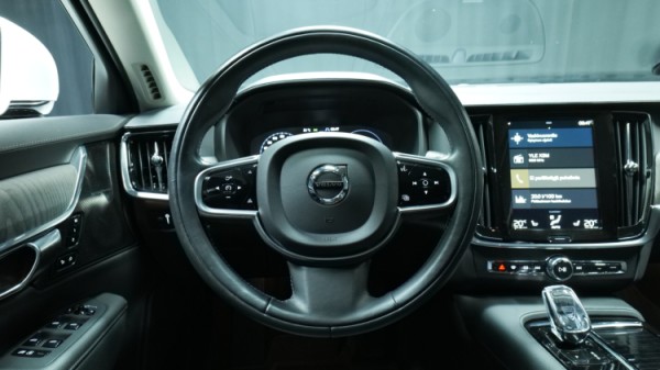 Esittelykuva Volvo V90 kevythybridiautosta.