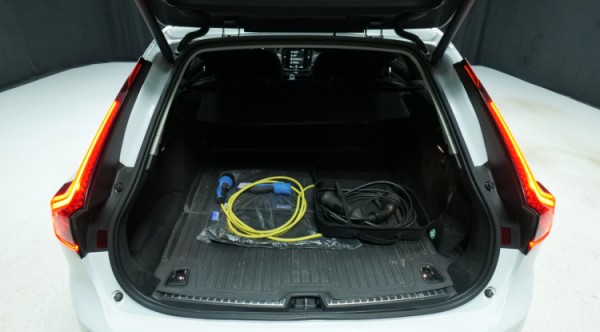 Esittelykuva Volvo V90 kevythybridiautosta.