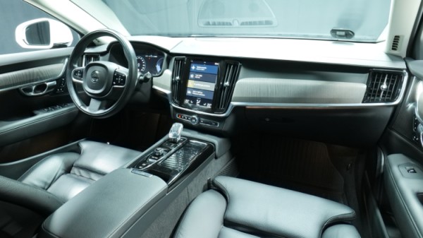 Esittelykuva Volvo V90 kevythybridiautosta.
