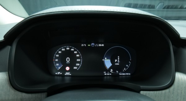 Esittelykuva Volvo V90 kevythybridiautosta.