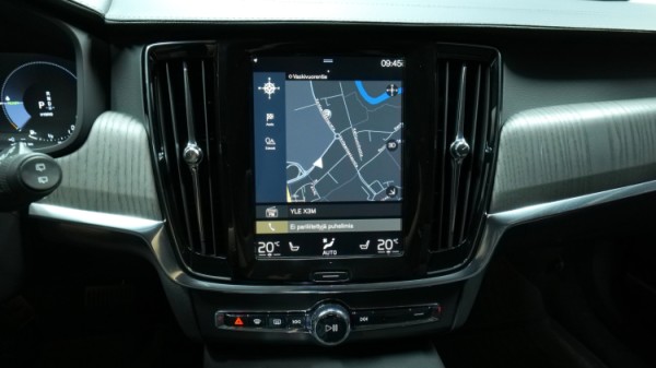 Esittelykuva Volvo V90 kevythybridiautosta.