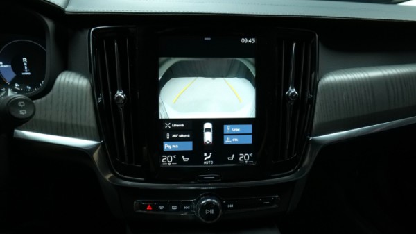 Esittelykuva Volvo V90 kevythybridiautosta.