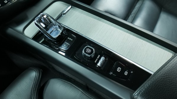 Esittelykuva Volvo S60 bensiiniautosta.