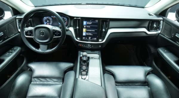Esittelykuva Volvo S60 bensiiniautosta.