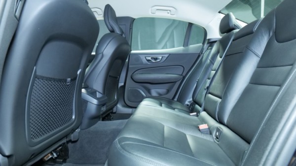 Esittelykuva Volvo S60 bensiiniautosta.