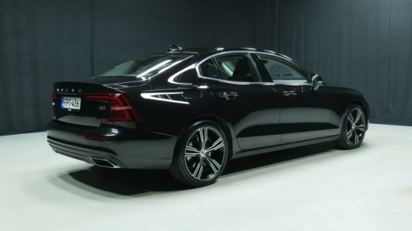 Esittelykuva Volvo S60 bensiiniautosta.