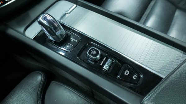 Esittelykuva Volvo XC60 kevythybridiautosta.