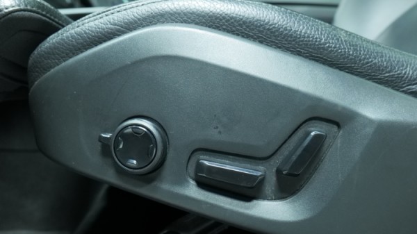 Esittelykuva Volvo XC60 kevythybridiautosta.