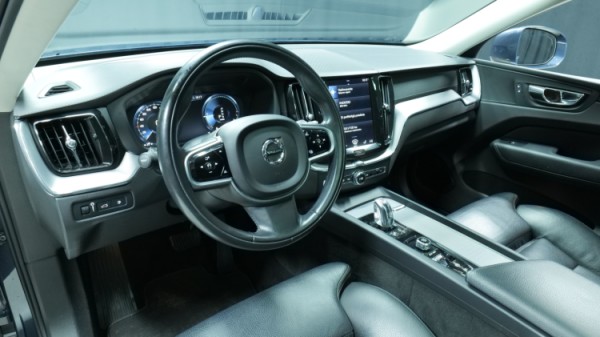 Esittelykuva Volvo XC60 kevythybridiautosta.