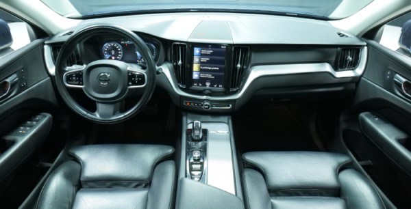 Esittelykuva Volvo XC60 kevythybridiautosta.
