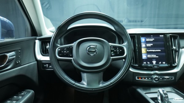 Esittelykuva Volvo XC60 kevythybridiautosta.
