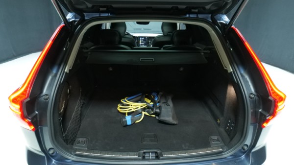 Esittelykuva Volvo XC60 kevythybridiautosta.