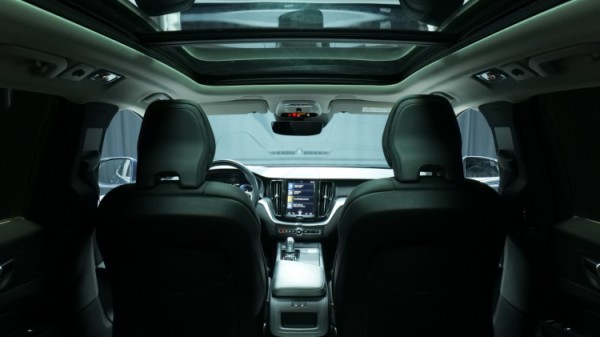 Esittelykuva Volvo XC60 kevythybridiautosta.