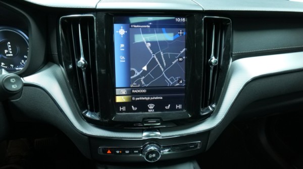 Esittelykuva Volvo XC60 kevythybridiautosta.