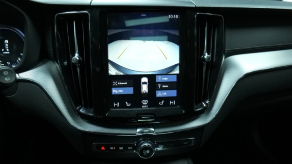 Esittelykuva Volvo XC60 kevythybridiautosta.