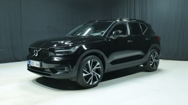 Esittelykuva Volvo XC40 kevythybridiautosta.