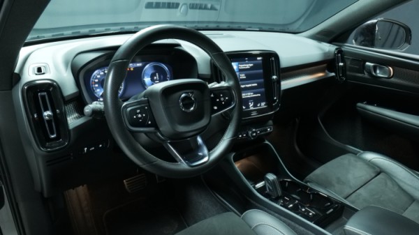 Esittelykuva Volvo XC40 kevythybridiautosta.