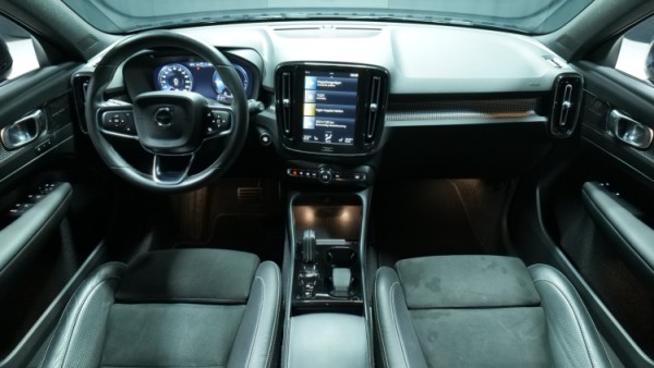 Esittelykuva Volvo XC40 kevythybridiautosta.