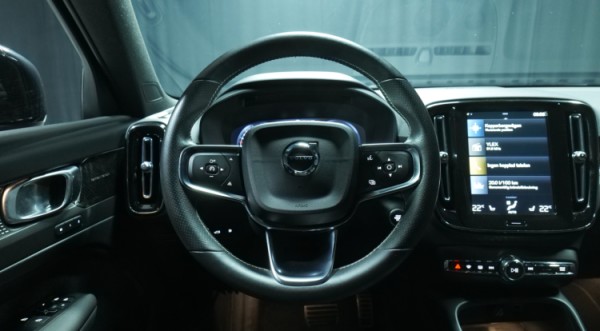 Esittelykuva Volvo XC40 kevythybridiautosta.