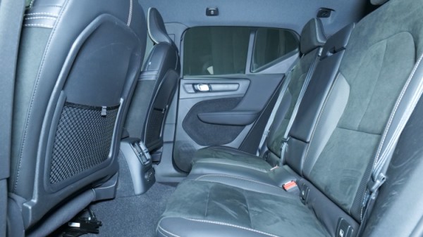 Esittelykuva Volvo XC40 kevythybridiautosta.