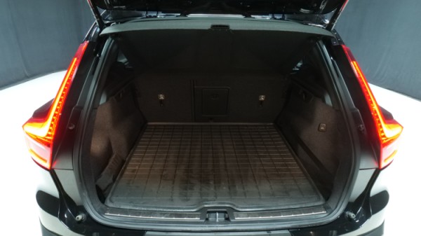 Esittelykuva Volvo XC40 kevythybridiautosta.