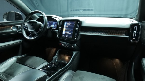 Esittelykuva Volvo XC40 kevythybridiautosta.