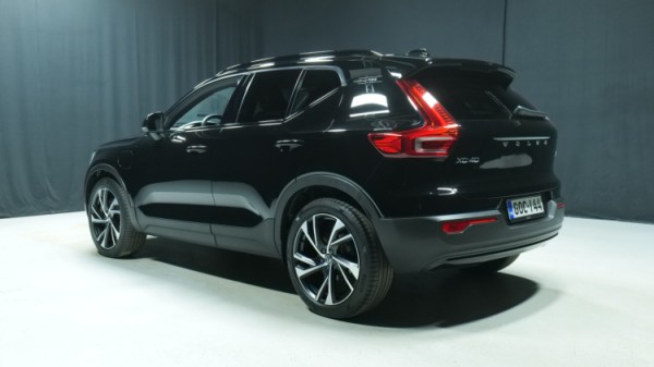 Esittelykuva Volvo XC40 kevythybridiautosta.