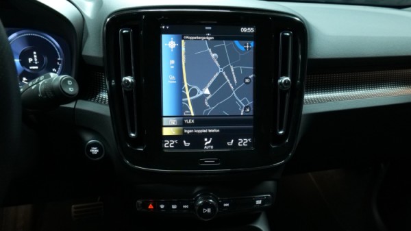 Esittelykuva Volvo XC40 kevythybridiautosta.