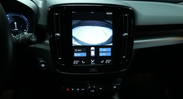 Esittelykuva Volvo XC40 kevythybridiautosta.