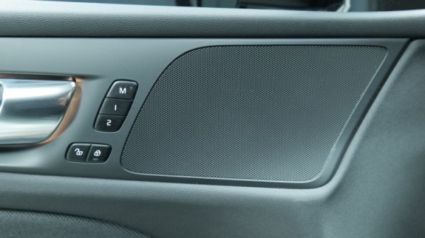 Esittelykuva Volvo S60 kevythybridiautosta.