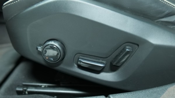 Esittelykuva Volvo S60 kevythybridiautosta.