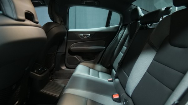 Esittelykuva Volvo S60 kevythybridiautosta.