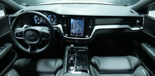 Esittelykuva Volvo S60 kevythybridiautosta.