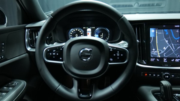 Esittelykuva Volvo S60 kevythybridiautosta.