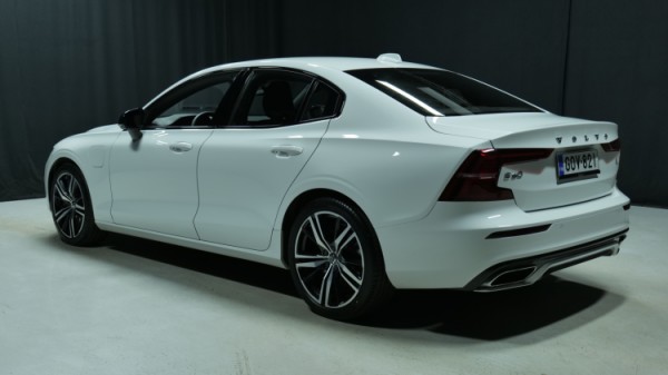 Esittelykuva Volvo S60 kevythybridiautosta.