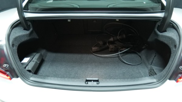 Esittelykuva Volvo S60 kevythybridiautosta.